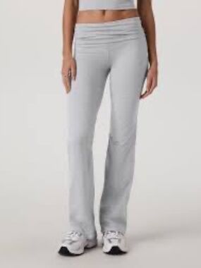 Vuori halo foldover pant in pale gray heather